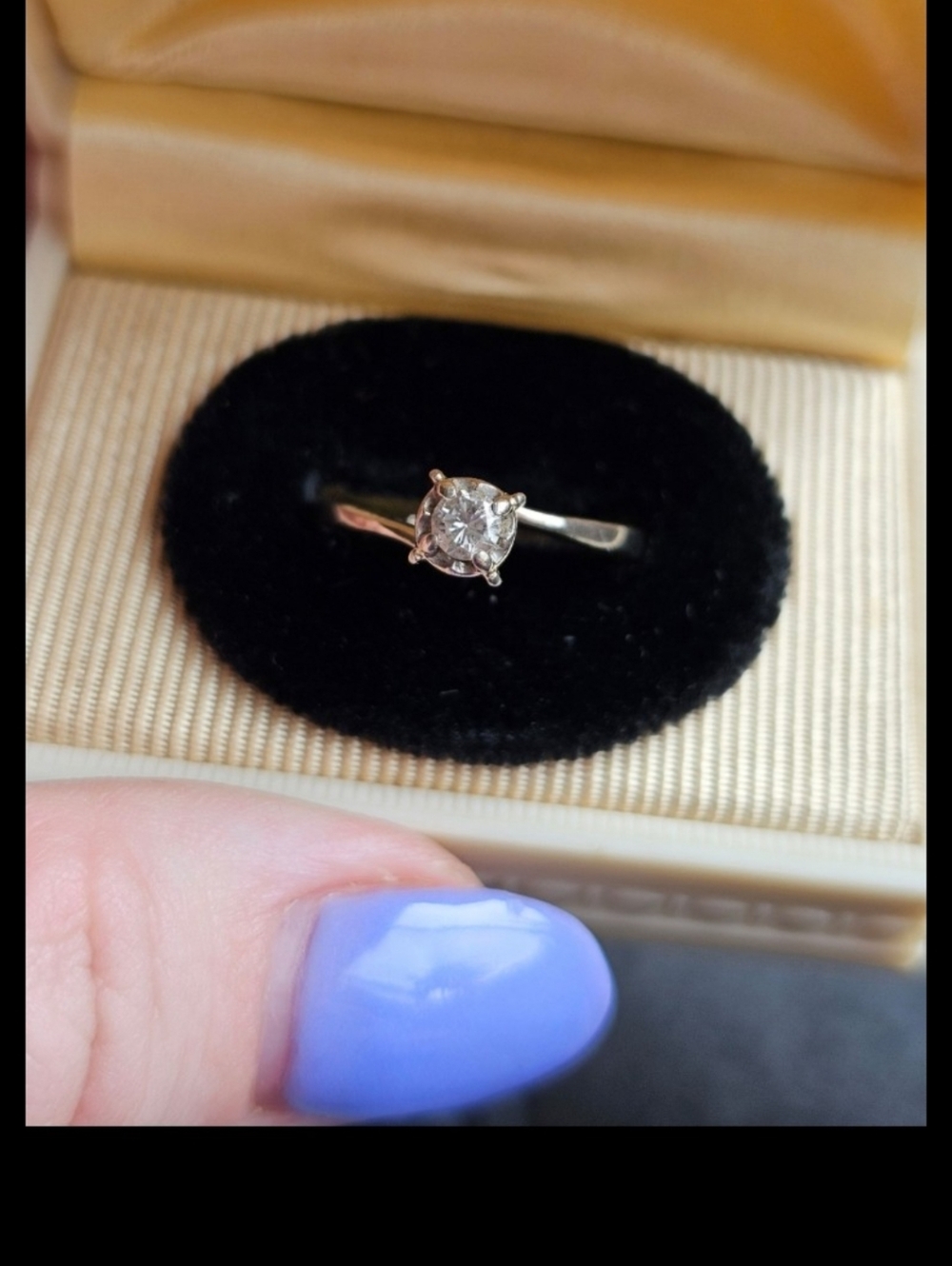 10k diamond ring size 8.5. Sizeable. Not stamped but tested 10k. This ring has b